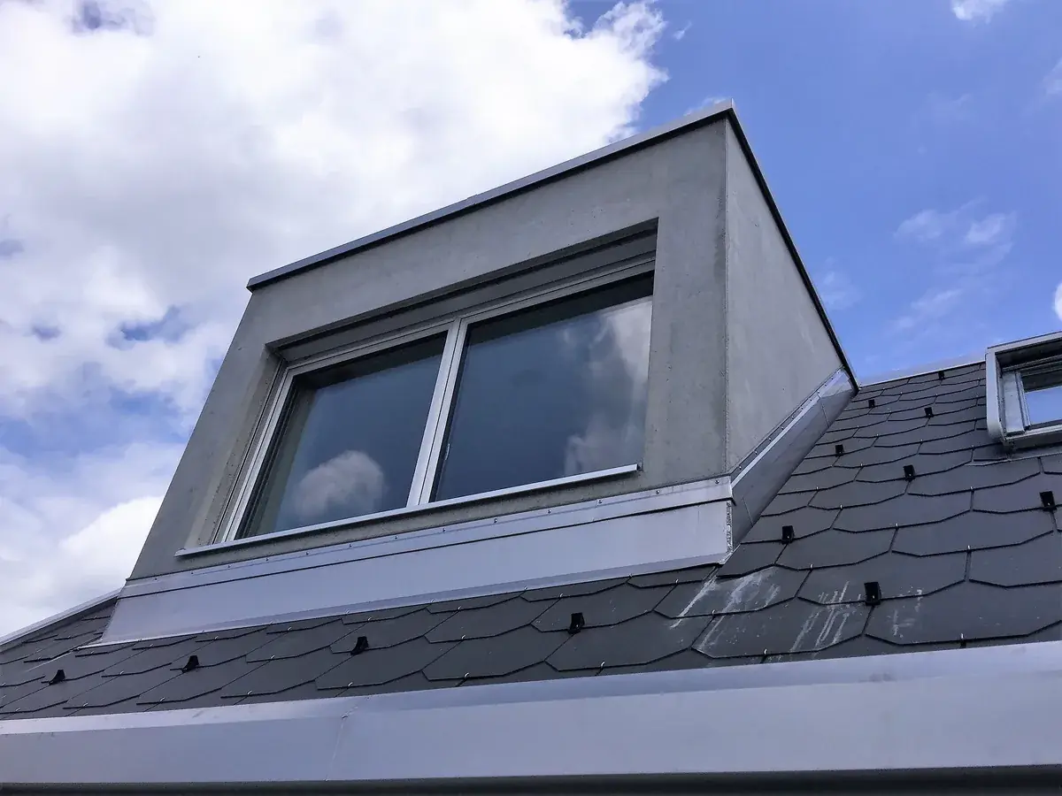 Vorfabrizierte Dachlukarne aus Beton mit Fenster, von aussen gesehen