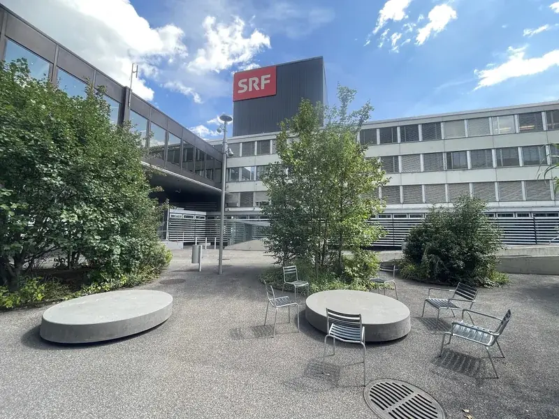 Runde Beton-Sitzelemente im SRF-Mediengarten Zürich