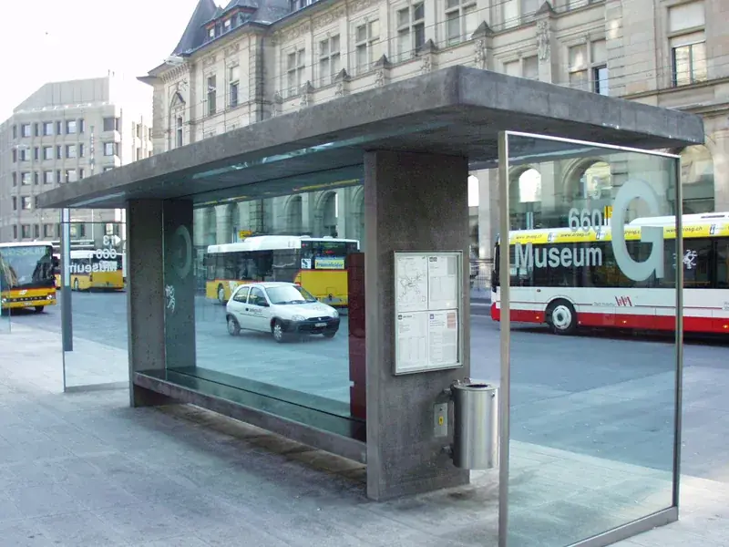 Vorfabriziertes Beton-Wartehäuschen an der Bushaltestelle Winterthur