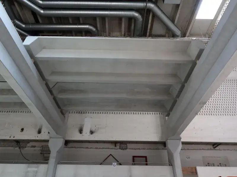 Rippendecke mit vorfabrizierten Trägern und Stützen in der Lagerhalle Adligenswil