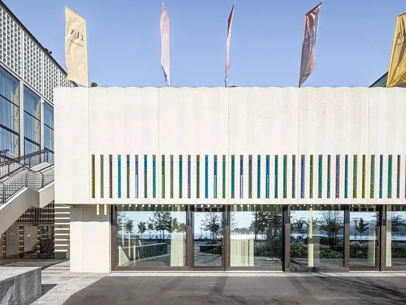 Fassadenelemente mit farbigen Glaslamellen am Kongresshaus Zürich