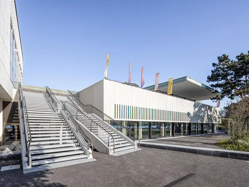 Vorfabrizierte Aussentreppen aus Beton am Kongresshaus Zürich