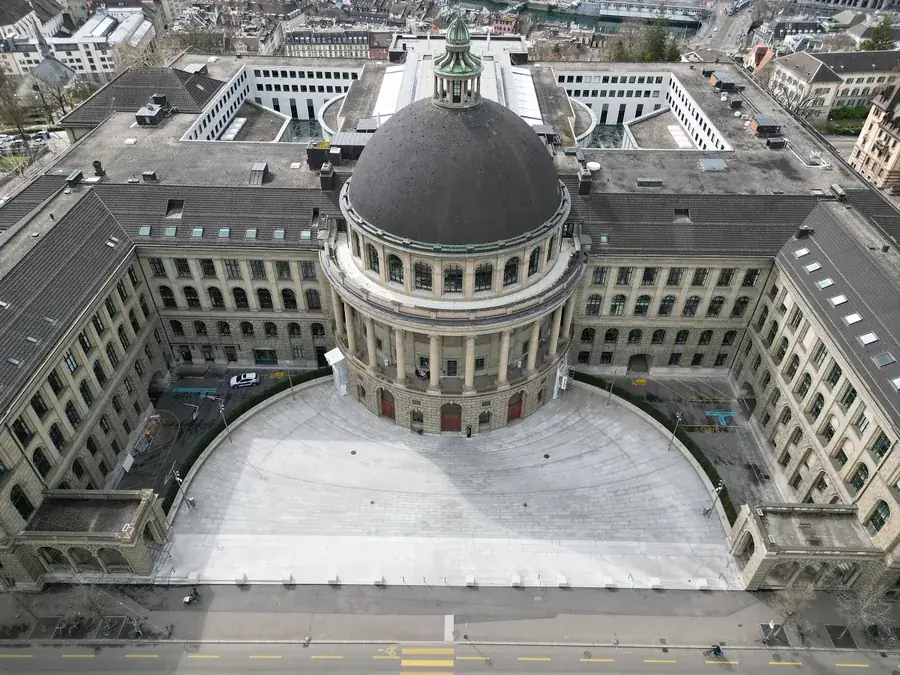 ETH Zürich Hauptgebäude mit sandgestrahlten Sitzbänken an der Rämistrasse, Luftaufnahme