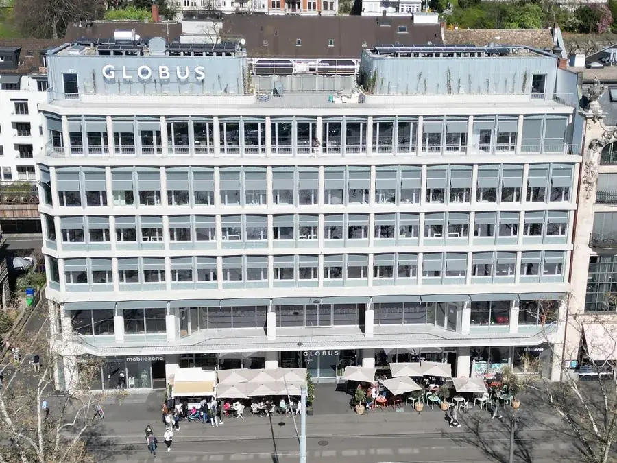 Globus am Bellevue Zürich mit vorfabrizierten Fassadenstützen aus Ammocret