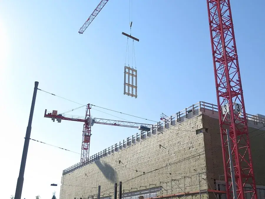 Vorfabriziertes Fassadenelement wird am Kunsthaus Zürich per Kran montiert