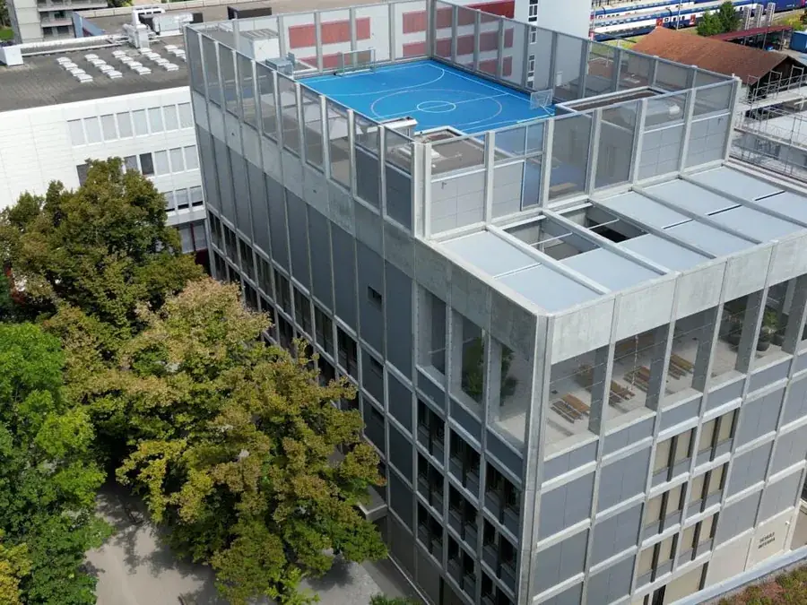 Primarschulhaus Wallisellen mit vorfabrizierter Betonfassade, Luftaufnahme
