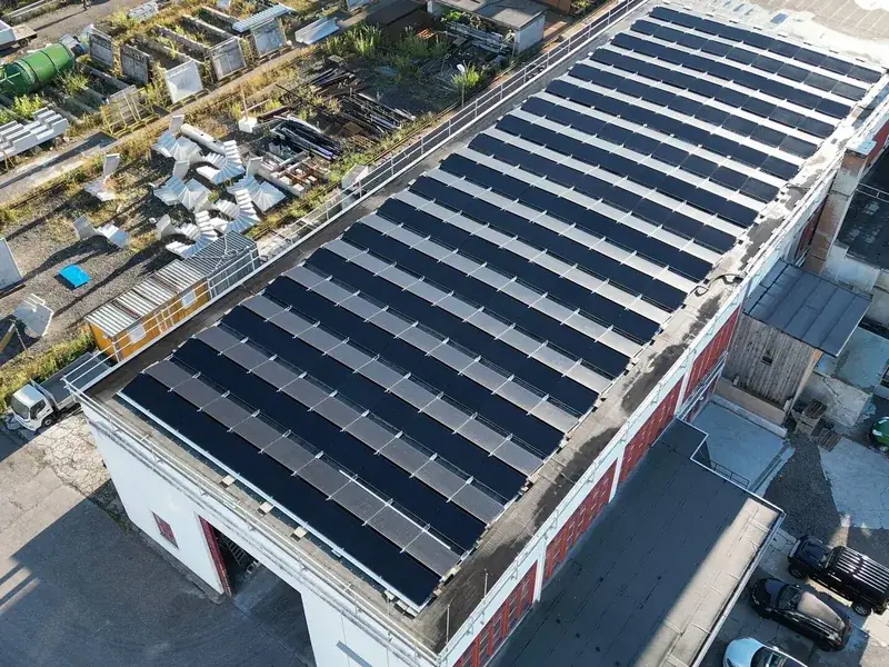 140-kWp-Photovoltaikanlage auf dem Dach des Produktionswerks in Dällikon