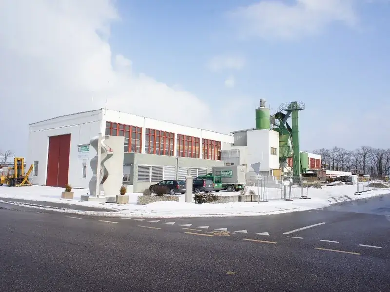 Produktionswerk an der Buchserstrasse 38 in Dällikon mit Silos und Werkhalle
