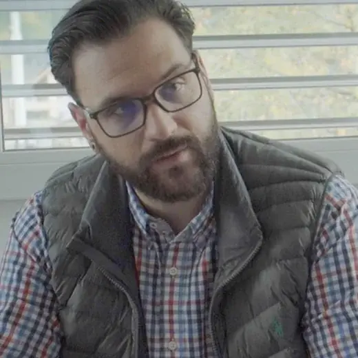 Alexander Stüssi im Planungsgespräch am Besprechungstisch