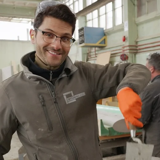 Tobias Stüssi an der Betonanlage im Werk Dällikon