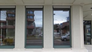 Raiffeisen Kloten mit Fassadenelemente von Stüssi Betonvorfabrikation AG